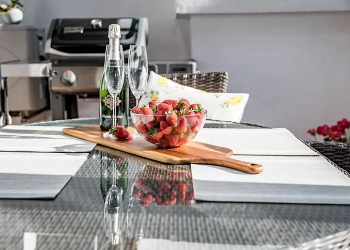 Amazing 2-Bedroom Retreat In Nueva Andalucia, Steps From Centro Plaza